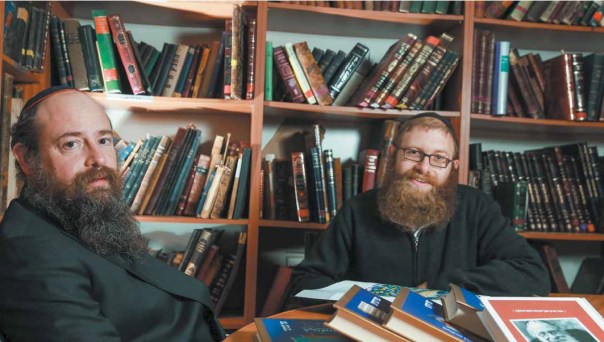 "בתור ילד אבא שלי אסר עליי ללמוד גמרא עם הספרים שלו". אמחיה (מימין) ומני אבן ישראל צילום: מרים צחי