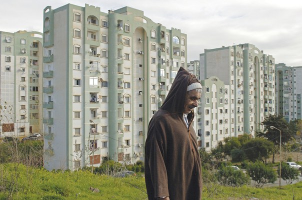 המערב מתעסק בפילוסופיה ובמילים וברעיונות, בעוד השטח עצמו בוער. אלג'יר, 2017 צילום: אי.אף.פי