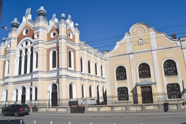 על הבמה לפני ארון הקודש שרנו את "אלי" ואת "ירושלים של זהב". בית הכנסת בסאטמר. צילום: גבריאל דנאה