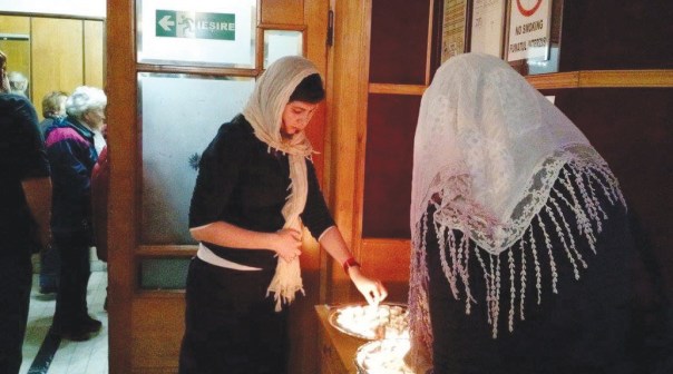  משתתפות סמינר "אשת חיל" מדליקות נרות שבת צילום: מגדה קופרברג