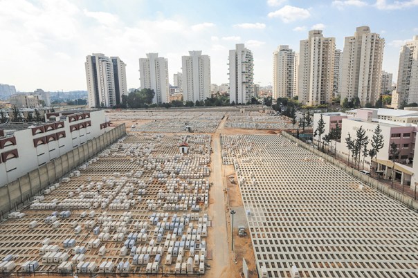סוגיית הקבורה תתפרץ בעוצמה יתרה אם לא תטופל בהקדם. בית הקברות פוניבז' בבני ברק. באופק מגדלי תל–אביב צילום: יעקב נחומי, פלאש 90