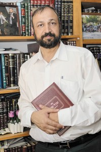 הרב רמי ברכיהו: רציתי לבטל את מנהג זריקת הסוכריות בבר המצווה ונכשלתי. המתפללים ניגשו אליי ואמרו לי: זה חשוב לנו, ואנחנו לא רוצים לוותר על זה. מותר לרב לא להצליח, וזה מקובל עליי לגמרי צילום: דני מרון